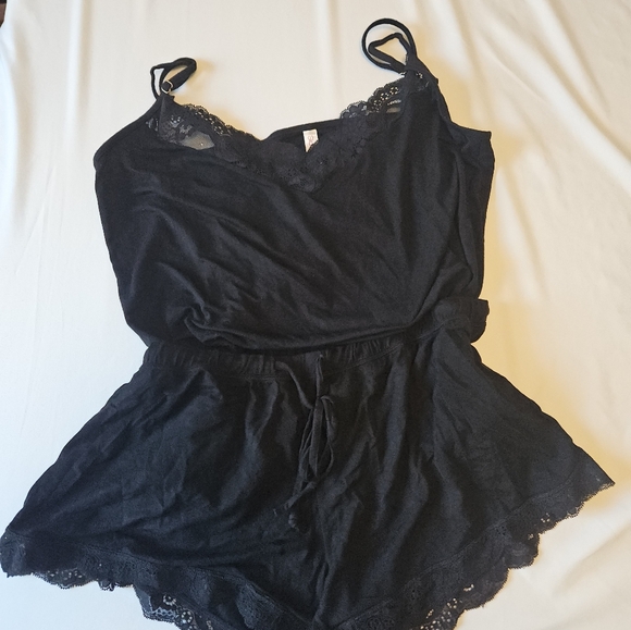 2 piece lace knit camisole with shorts. Size L - Picture 4 of 7